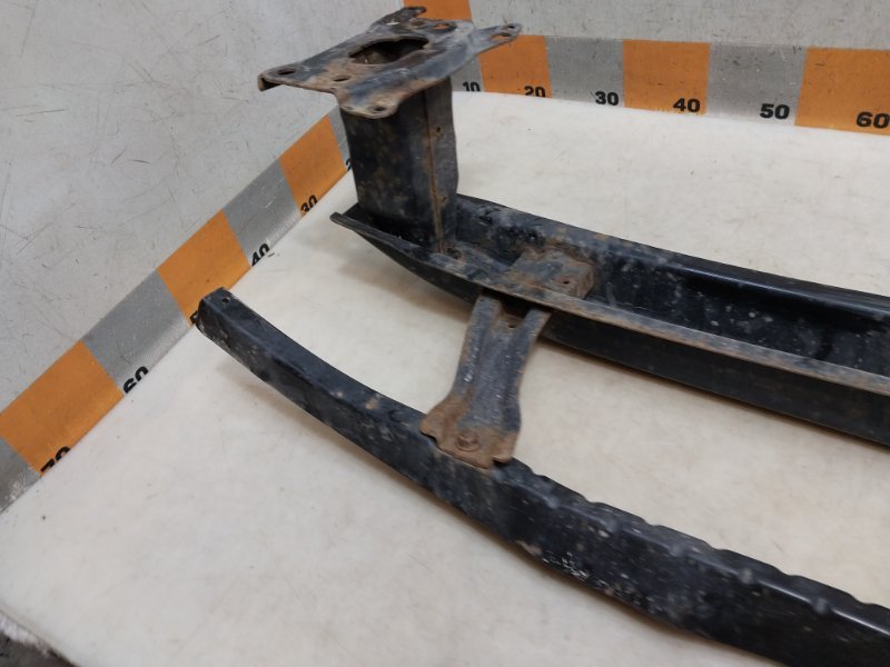 Усилитель переднего бампера