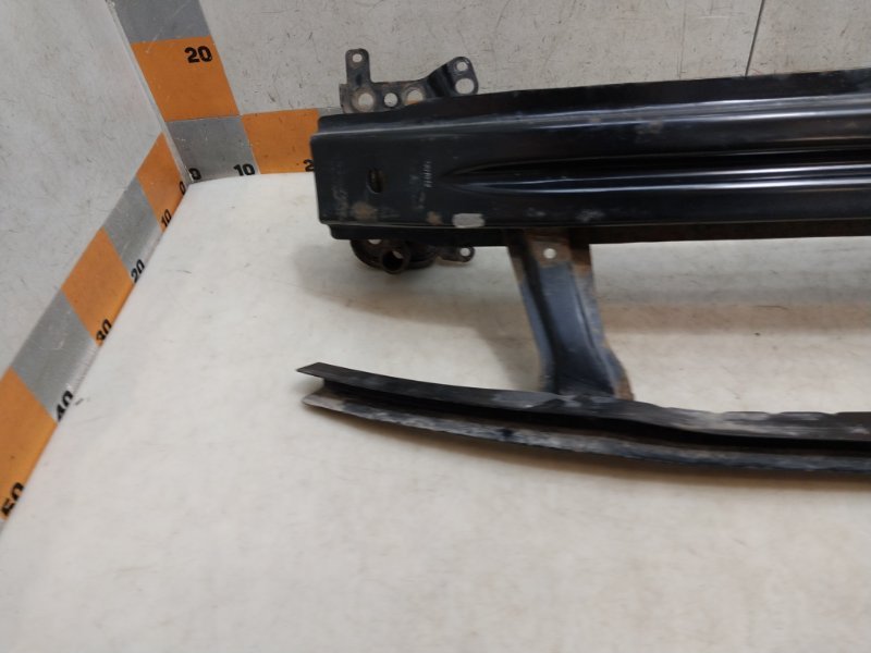 Усилитель переднего бампера