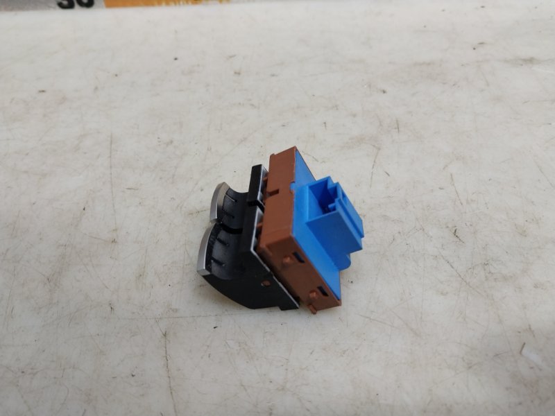 Кнопка открывания багажника