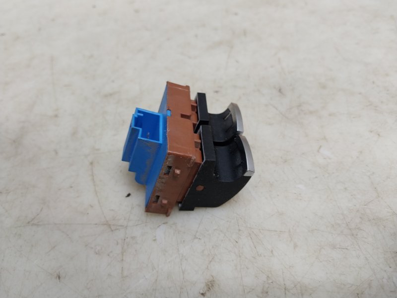 Кнопка открывания багажника