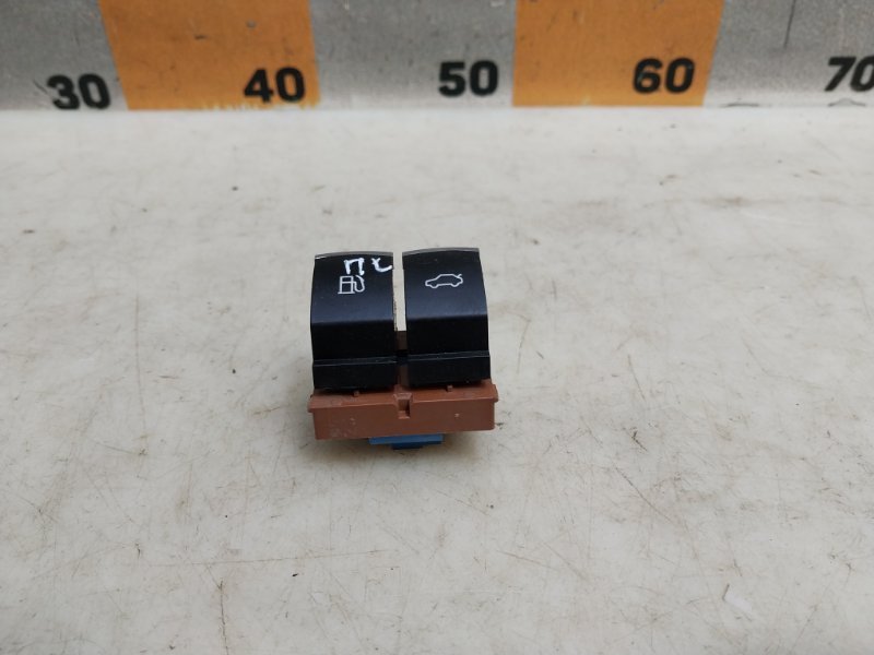 Кнопка открывания багажника