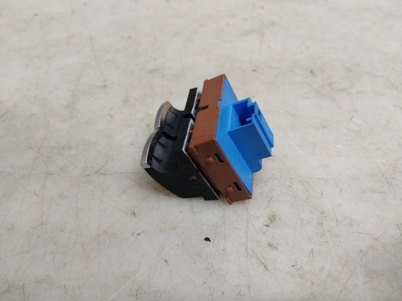 Кнопка открывания багажника