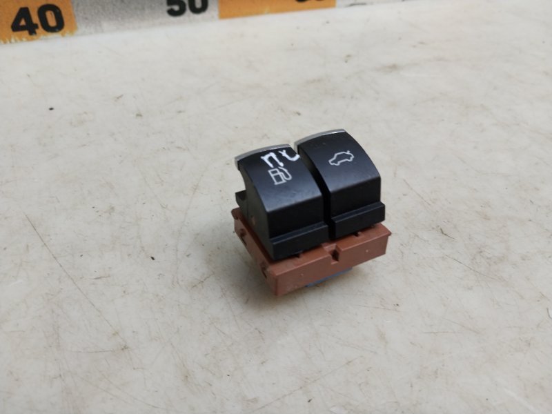 Кнопка открывания багажника