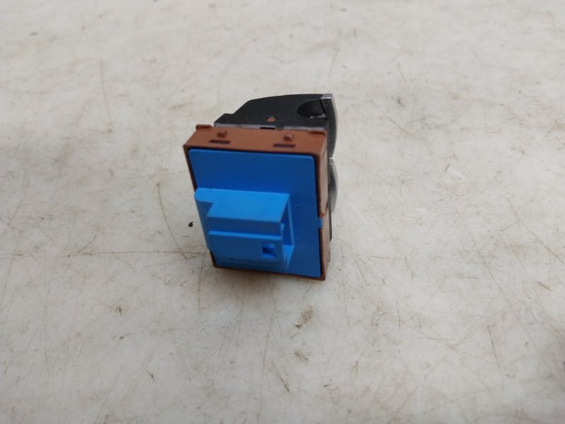 Кнопка открывания багажника