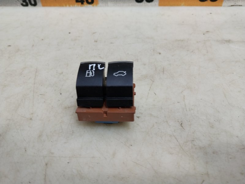 Кнопка открывания багажника