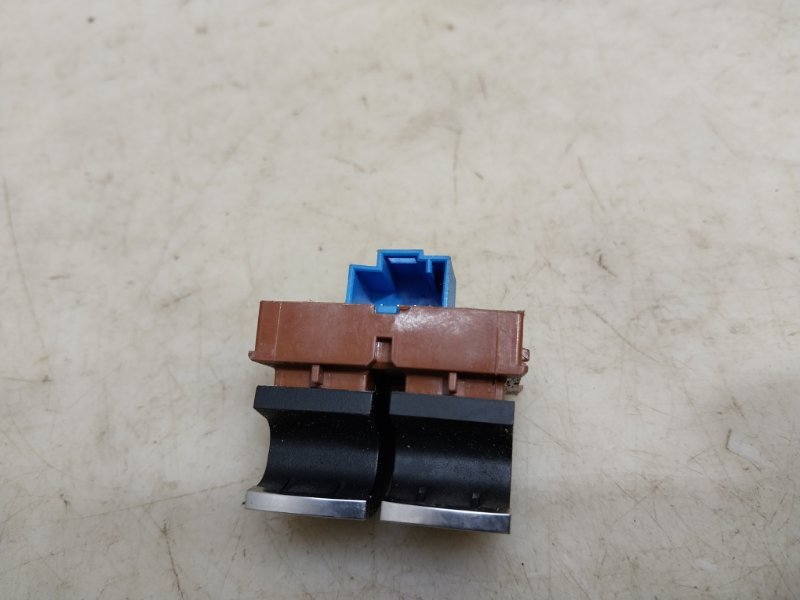 Кнопка открывания багажника