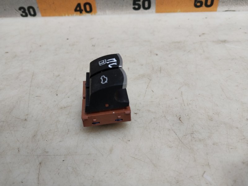 Кнопка открывания багажника