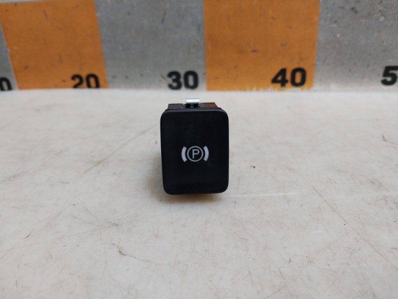 Кнопка фиксатора стояночного тормоза