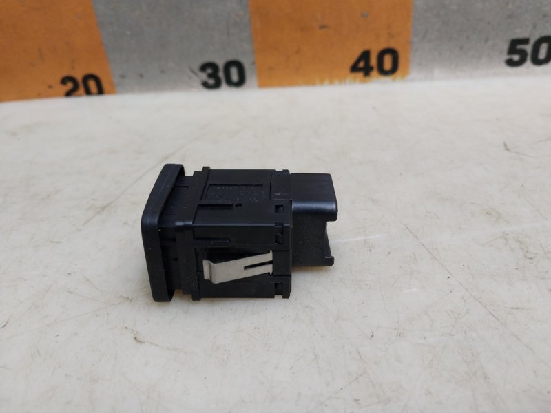 Кнопка фиксатора стояночного тормоза