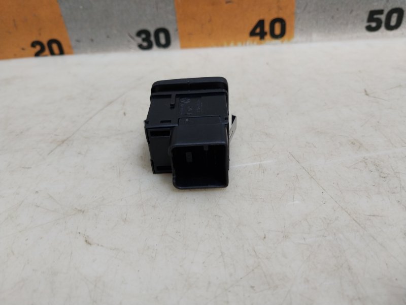 Кнопка фиксатора стояночного тормоза