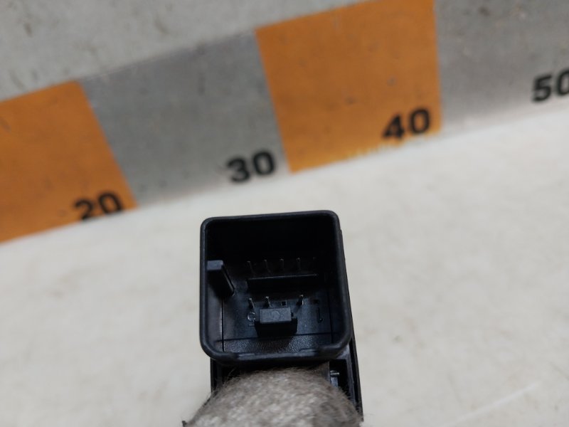 Кнопка фиксатора стояночного тормоза