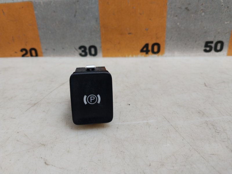 Кнопка фиксатора стояночного тормоза