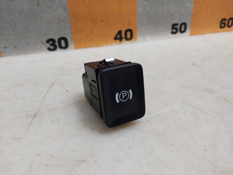 Кнопка фиксатора стояночного тормоза