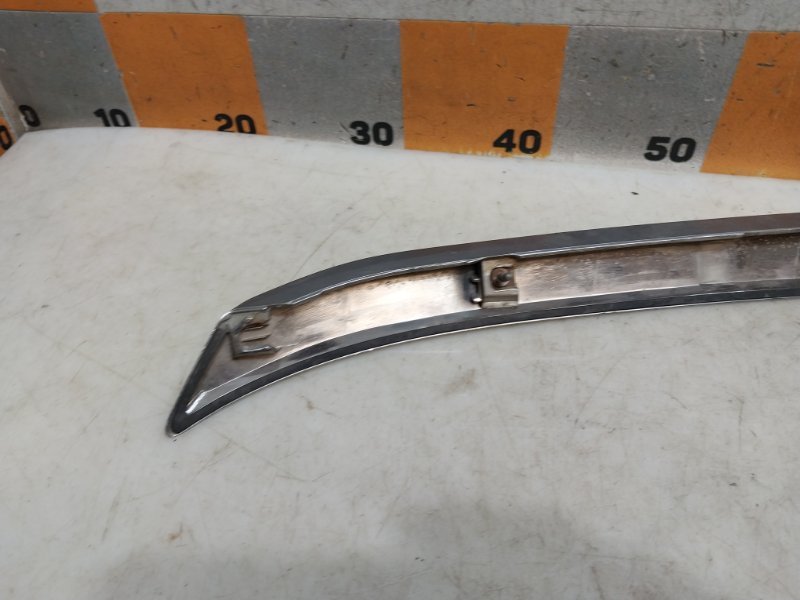 Молдинг капота