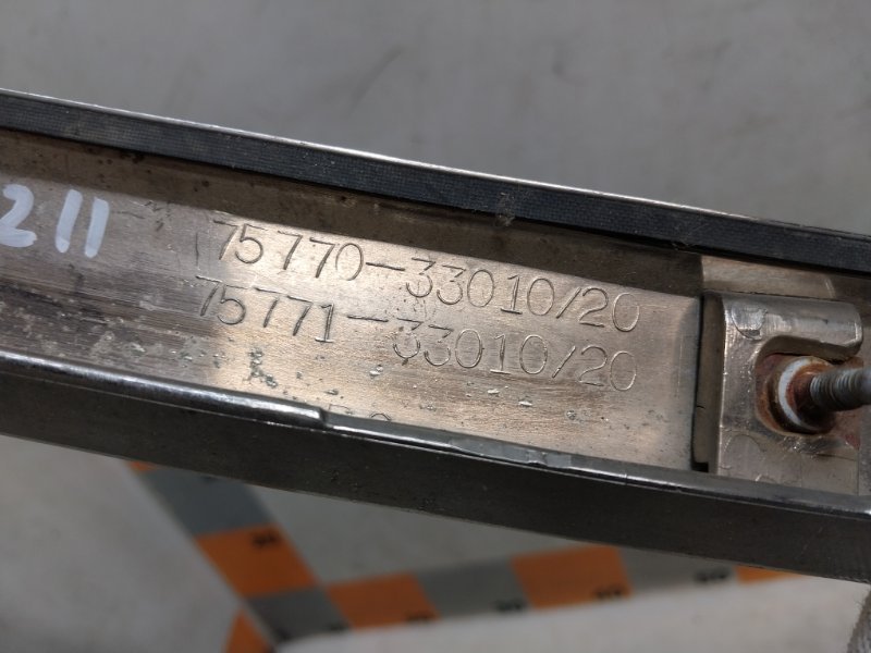 Молдинг капота