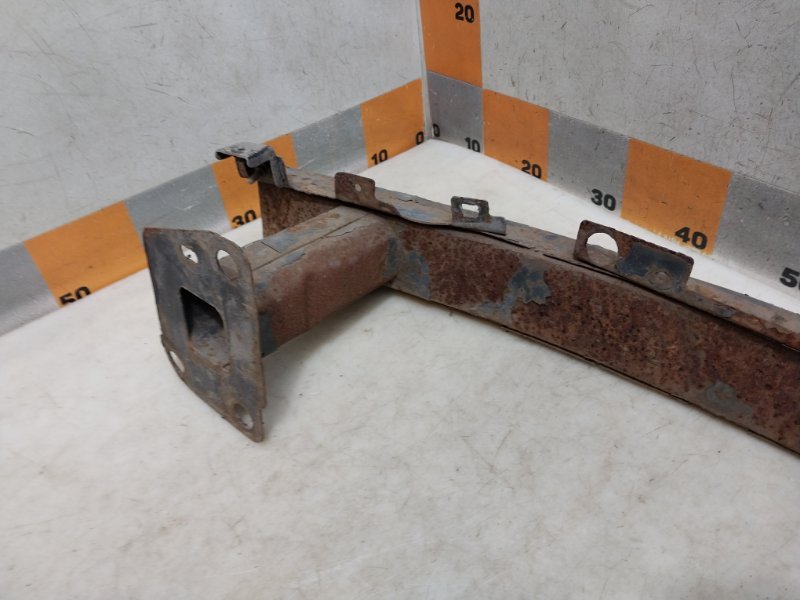 Усилитель переднего бампера