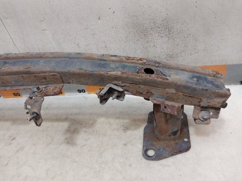 Усилитель переднего бампера