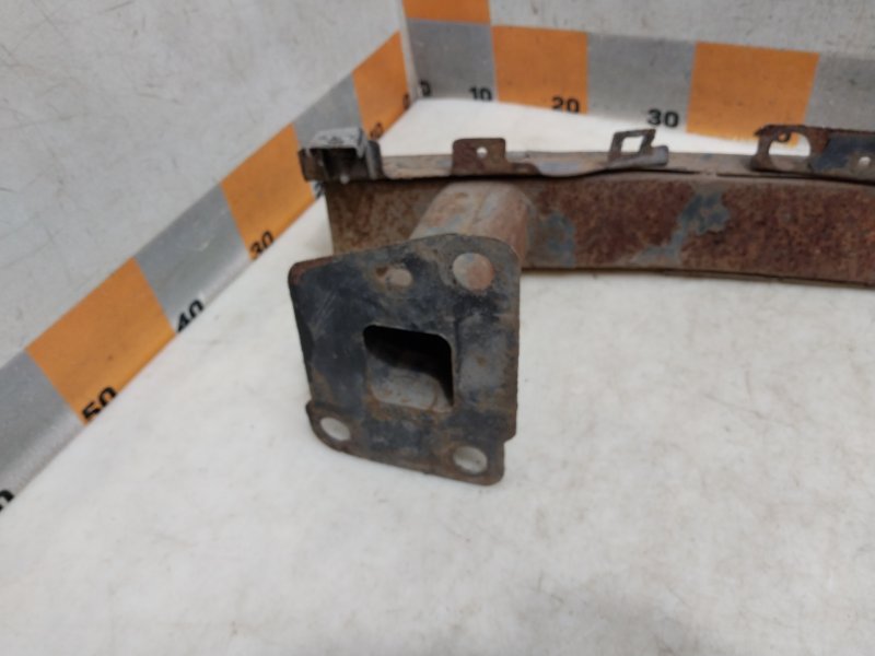 Усилитель переднего бампера