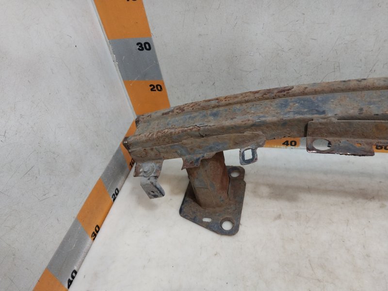 Усилитель переднего бампера