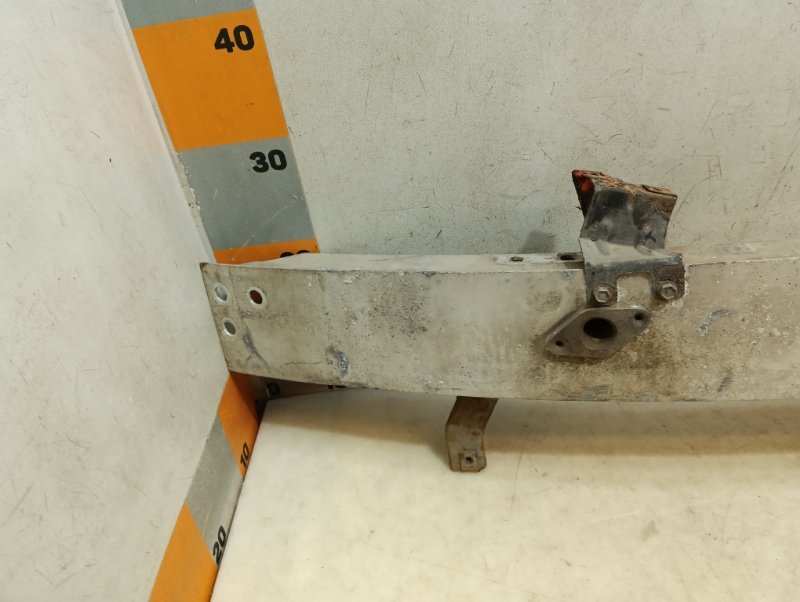 Усилитель переднего бампера