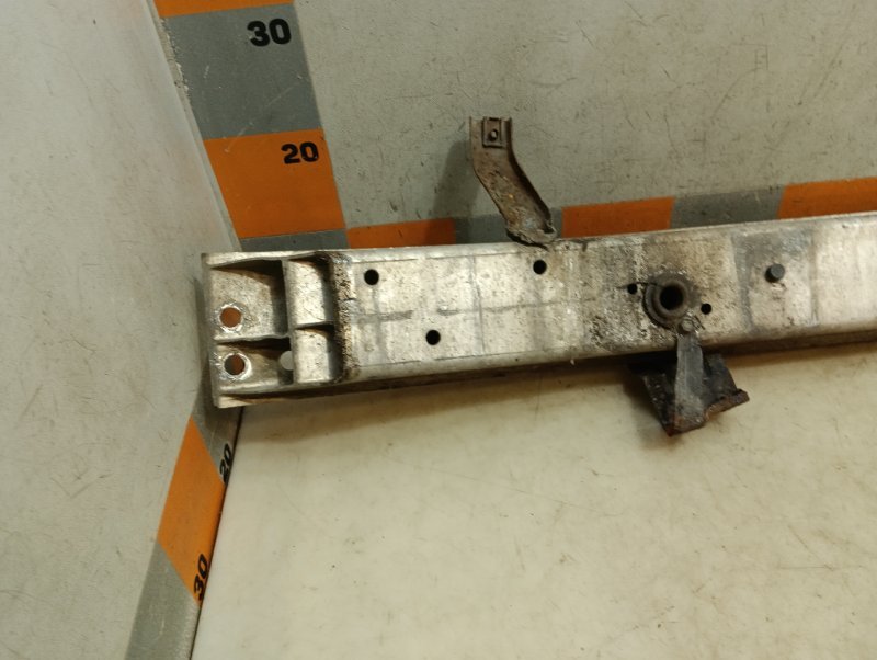 Усилитель переднего бампера