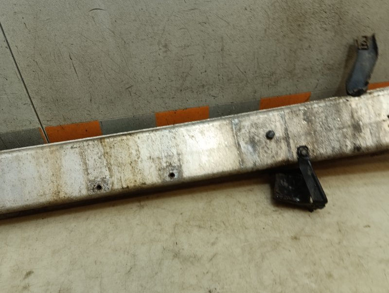 Усилитель переднего бампера