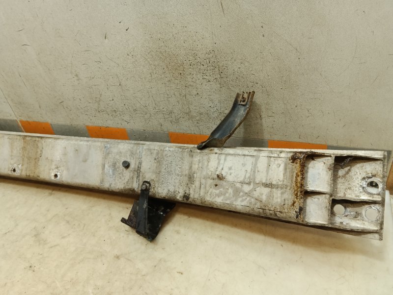 Усилитель переднего бампера