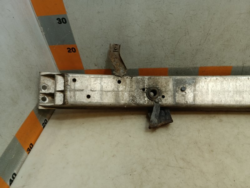 Усилитель переднего бампера