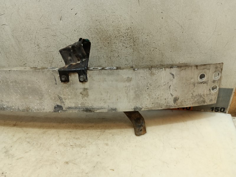 Усилитель переднего бампера