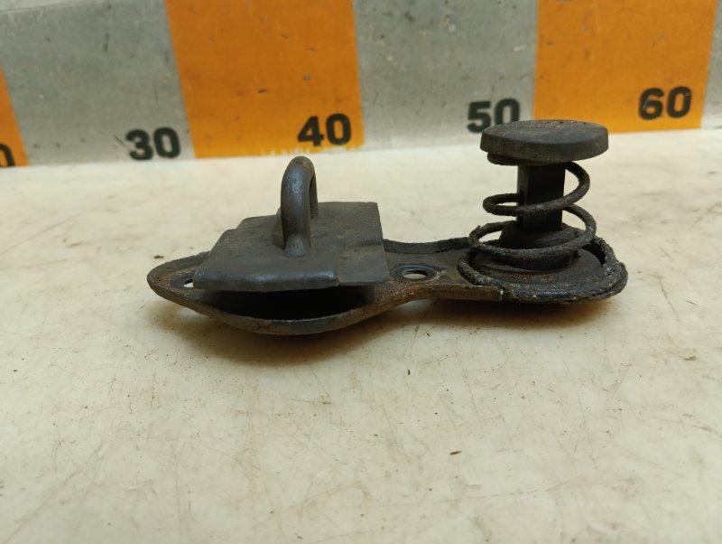 Замок капота