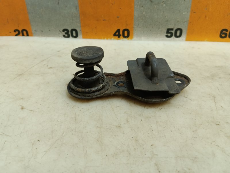 Замок капота