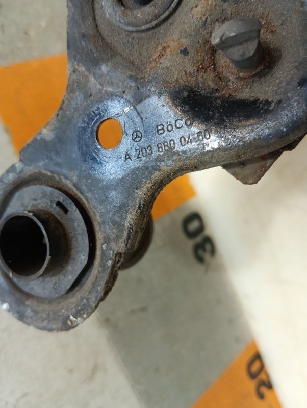 Замок капота