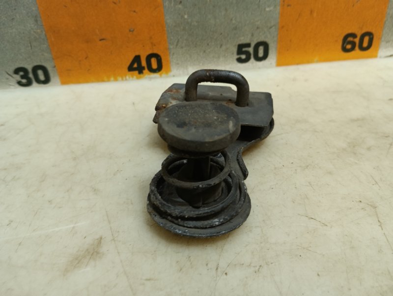 Замок капота