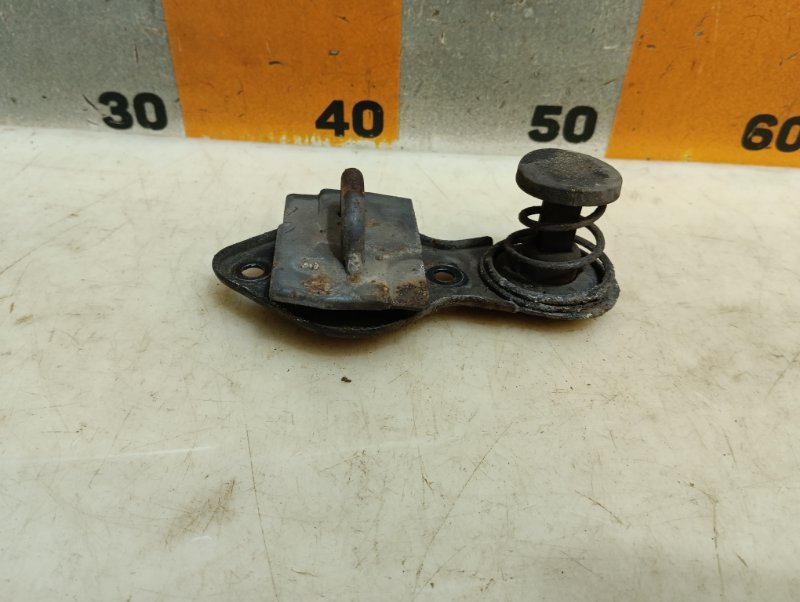 Замок капота