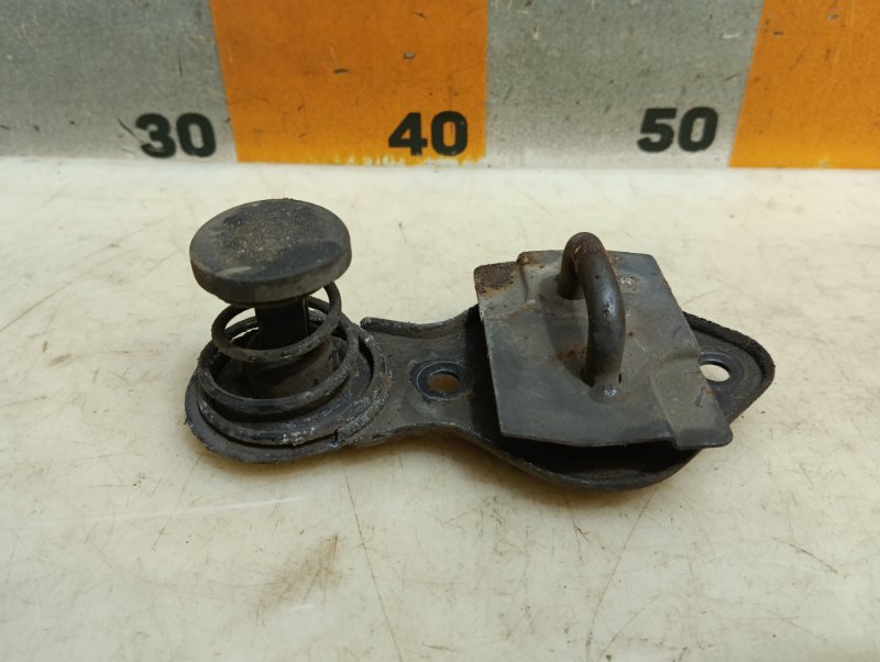 Замок капота