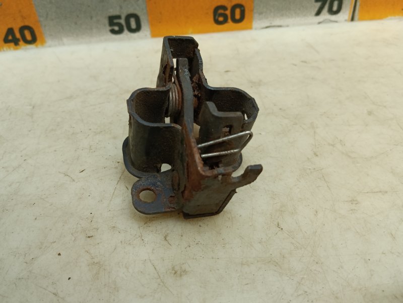 Замок капота