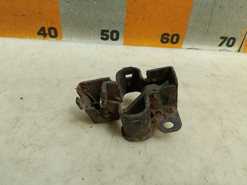 Замок капота