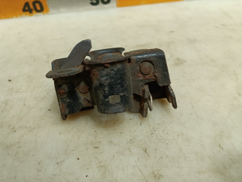 Замок капота