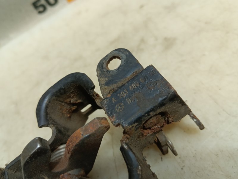 Замок капота