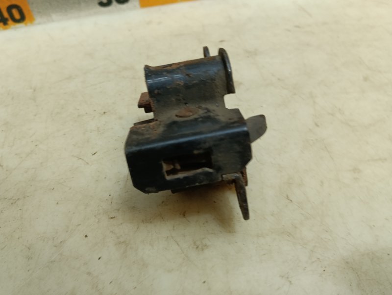 Замок капота