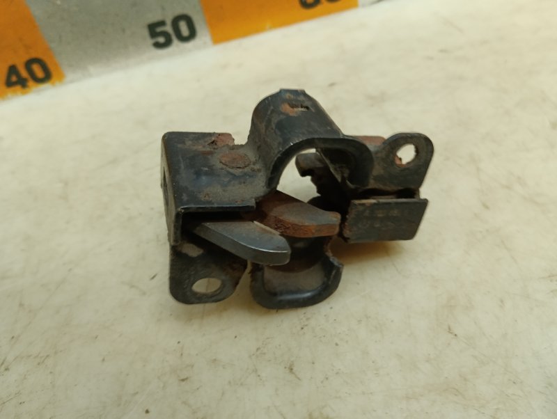 Замок капота