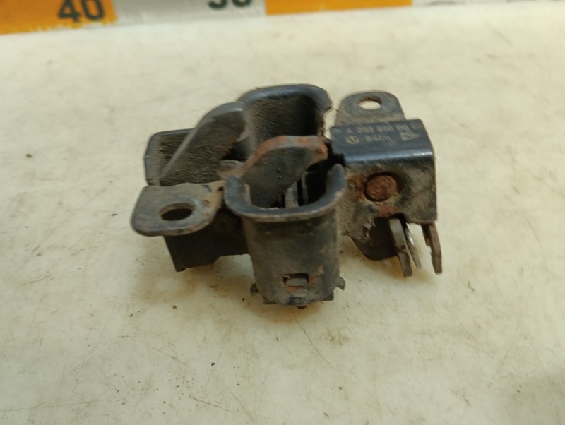 Замок капота