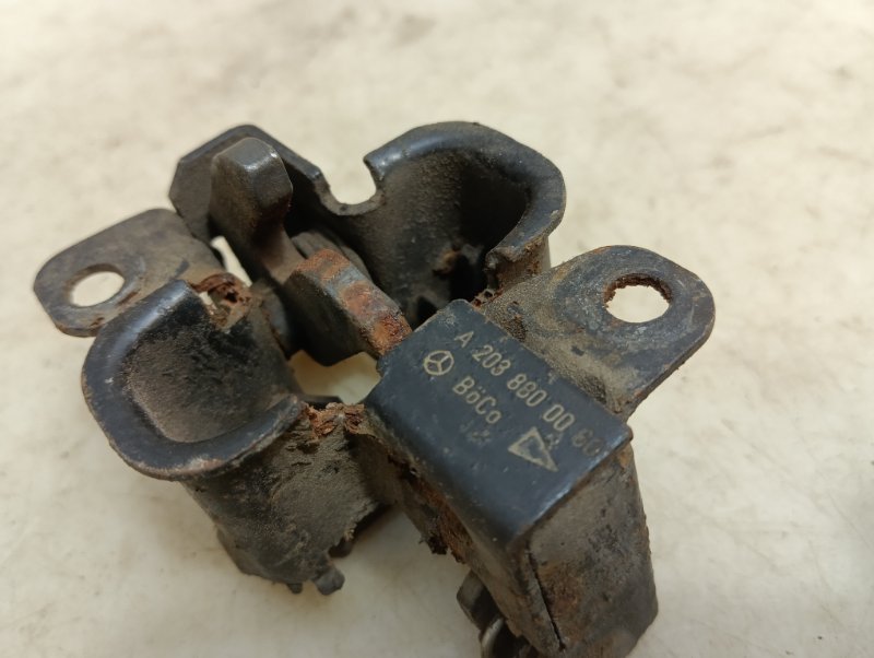 Замок капота