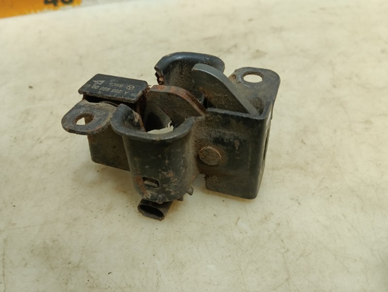 Замок капота