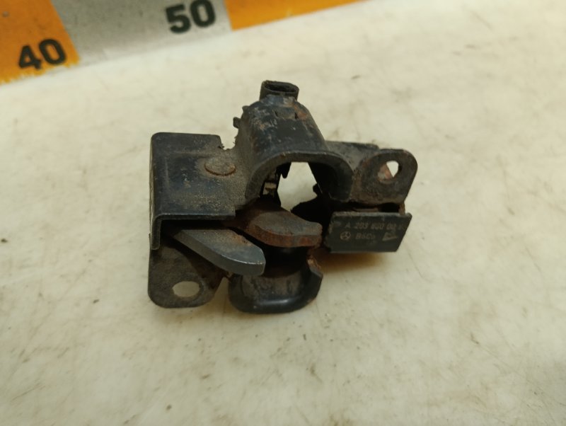 Замок капота