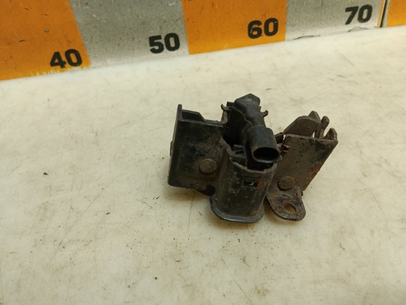 Замок капота