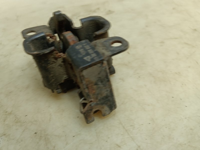 Замок капота