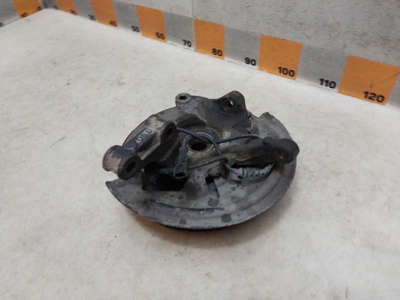 Кулак поворотный передний левый