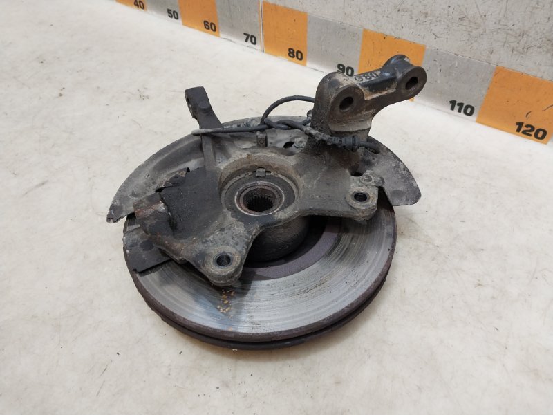 Кулак поворотный передний левый