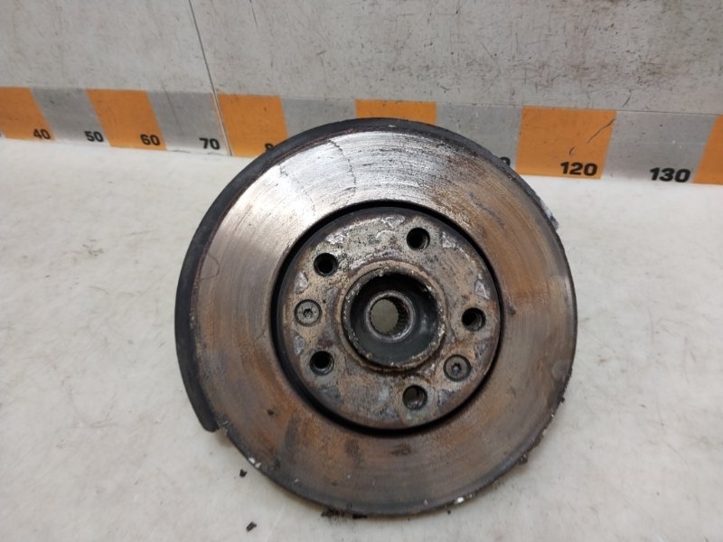 Кулак поворотный передний левый